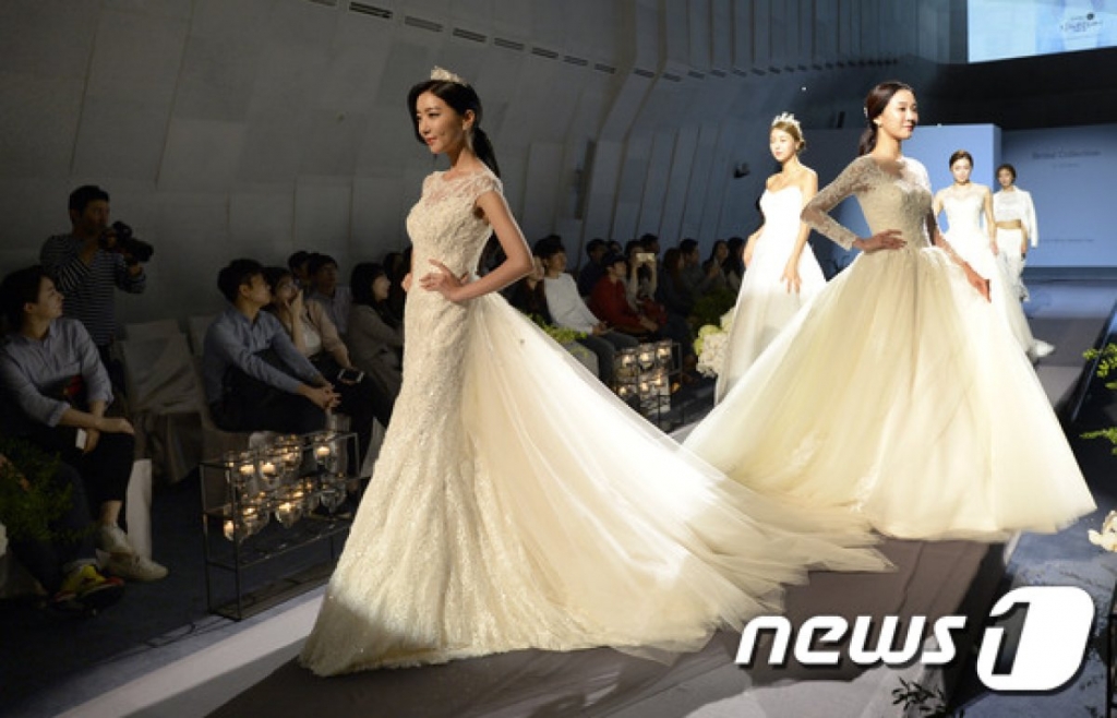 2016년 10월 2일 오후 서울 강남구 삼성동 소노펠리체 컨벤션에서 열린 듀오웨드 제1회 브라이덜페어 웨딩박람회 웨딩드레스 패션쇼에서 모델들이 워킹을 하고 있다. 사진은 기사와 직접적인 관계가 없음./사진=뉴스1