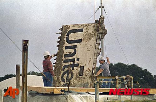 인근에 떨어진 챌린저호 잔해를 수습하는 모습. /사진=뉴시스