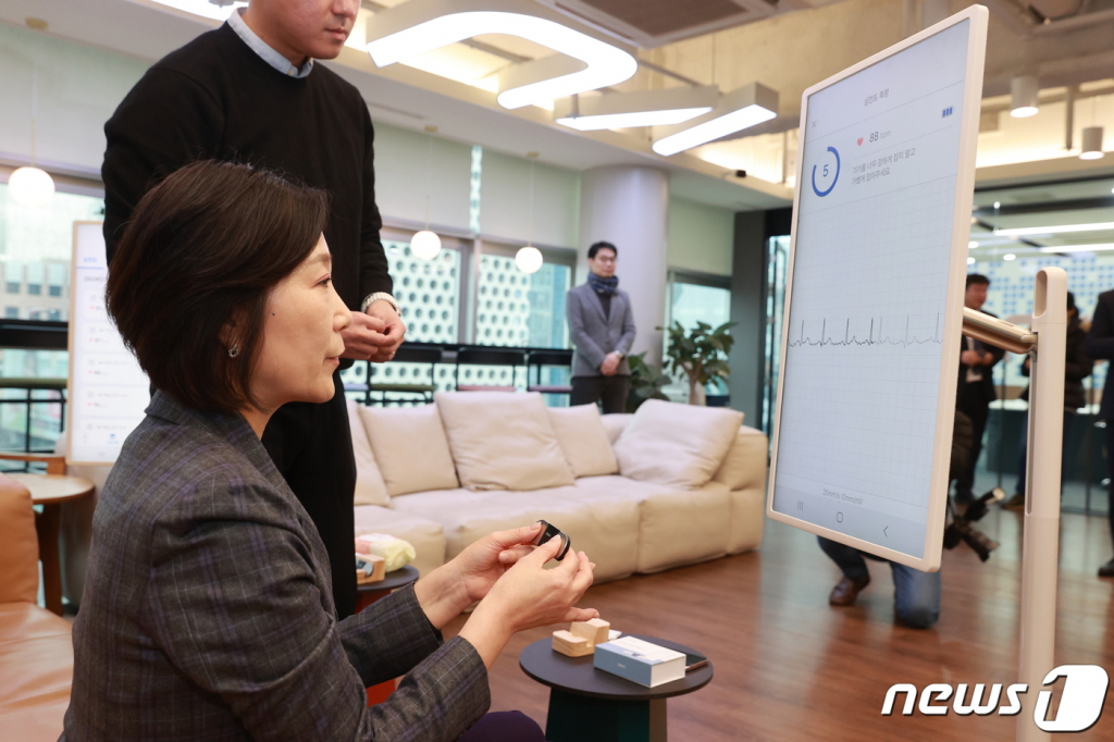 (서울=뉴스1) = 오영주 중소벤처기업부 장관이 17일 서울 서초구 AI 의료기기 혁신기업 뷰노를 방문, 제품을 체험하고 있다. (중소벤처기업부 제공) 2024.1.17/뉴스1  Copyright © 뉴스1. All rights reserved. 무단 전재 및 재배포,  AI학습 이용 금지.