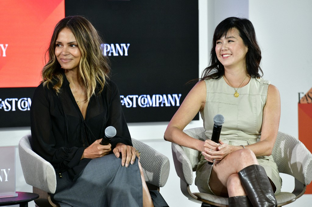 헐리우드 여배우 할리 베리(왼쪽)가 콜린 커트클리프 펜도름테라퓨틱스 CEO와 함께 지난해 9월 뉴욕에서 개최된 패스트컴퍼니 이노베이션 페스티벌에 참석하고 있다./AFPBBNews=뉴스1