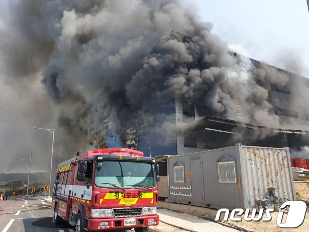 2020년 4월29일 오후 경기도 이천시 모가면 물류창고 공사현장에서 화재가 발생해 소방대원들이 진화 작업을 벌이고 있다. 소방당국은 대응 2단계를 발령하고 지휘차 등 장비 27대와 인력 64여명을 현장에 투입했으며 화재 진압 후 원인과 피해 규모를 조사할 방침이다. /사진=뉴스1