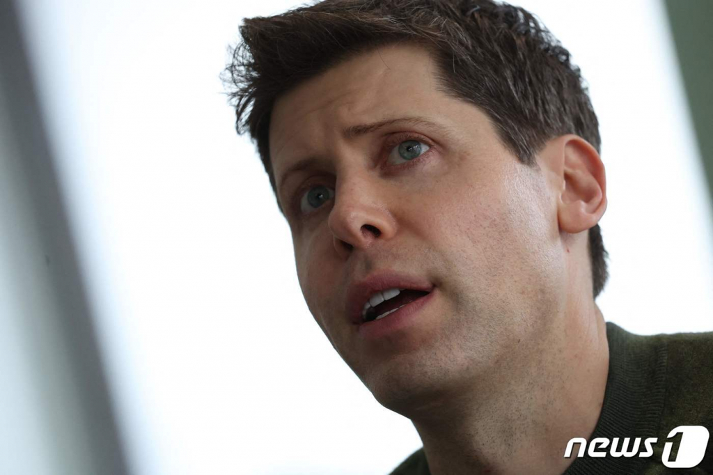 샘 올트먼 오픈AI 전 최고경영자(CEO)가 지난해 11월6일(현지시간) 미국 캘리포니아주 샌프란시스코에서 열린 오픈 AI 개발자 컨퍼런스에서 언론에 발언하고 있다. /AFPBBNews=뉴스1