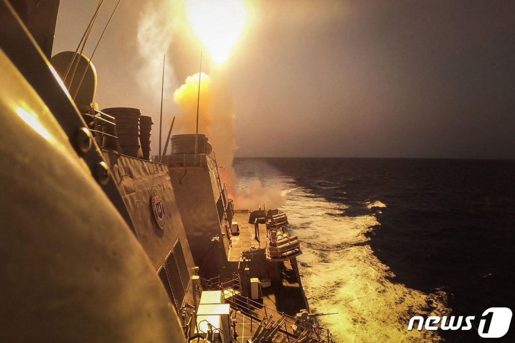 (홍해 AFP=뉴스1) 권진영 기자 = 홍해에서 미국 해군 소유 구축함이 후티 반군의 미사일과 무인기를 격파하고 있다. 2023.10.19/  ⓒ AFP=뉴스1  Copyright © 뉴스1. All rights reserved. 무단 전재 및 재배포,  AI학습 이용 금지.