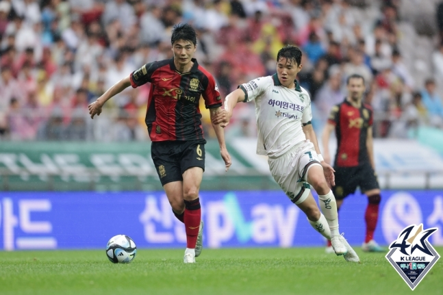 FC서울은 27일 '구단 레전드' 기성용과 재계약을 공식 발표했다. 기성용은 지난 2006년 17세 나이로 서울에서 프로 데뷔해 2009년까지 뛴 후 셀틱FC와 스완지시티, 선덜랜드, 뉴캐슬 유나이티드 등에서 뛰며 세계적인 선수로 성장했다. 11년간의 유럽 생활을 끝내고 2020년 다시 서울 유니폼을 입고 서울에서만 통산 207경기 출전 15골 20도움을 올렸다. 사진은 기성용(왼쪽)과 양현준. /사진=한국프로축구연맹.