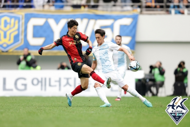 FC서울은 27일 '구단 레전드' 기성용과 재계약을 공식 발표했다. 기성용은 지난 2006년 17세 나이로 서울에서 프로 데뷔해 2009년까지 뛴 후 셀틱FC와 스완지시티, 선덜랜드, 뉴캐슬 유나이티드 등에서 뛰며 세계적인 선수로 성장했다. 11년간의 유럽 생활을 끝내고 2020년 다시 서울 유니폼을 입고 서울에서만 통산 207경기 출전 15골 20도움을 올렸다. 사진은  기성용의 경기 모습. /사진=한국프로축구연맹.