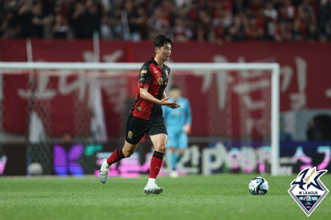 FC서울은 27일 '구단 레전드' 기성용과 재계약을 공식 발표했다. 기성용은 지난 2006년 17세 나이로 서울에서 프로 데뷔해 2009년까지 뛴 후 셀틱FC와 스완지시티, 선덜랜드, 뉴캐슬 유나이티드 등에서 뛰며 세계적인 선수로 성장했다. 11년간의 유럽 생활을 끝내고 2020년 다시 서울 유니폼을 입고 서울에서만 통산 207경기 출전 15골 20도움을 올렸다. 사진은 경기 중인 기성용의 모습. /사진=한국프로축구연맹.