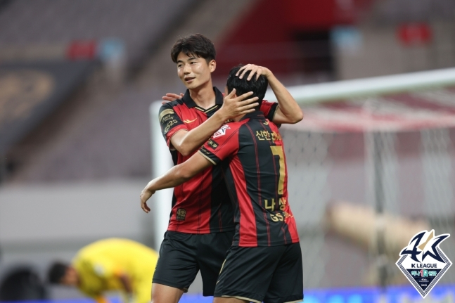 FC서울은 27일 '구단 레전드' 기성용과 재계약을 공식 발표했다. 기성용은 지난 2006년 17세 나이로 서울에서 프로 데뷔해 2009년까지 뛴 후 셀틱FC와 스완지시티, 선덜랜드, 뉴캐슬 유나이티드 등에서 뛰며 세계적인 선수로 성장했다. 11년간의 유럽 생활을 끝내고 2020년 다시 서울 유니폼을 입고 서울에서만 통산 207경기 출전 15골 20도움을 올렸다. 사진은 기성용(왼쪽)과 나상호. /사진=한국프로축구연맹.