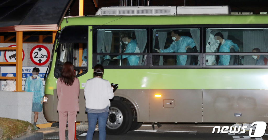 2020년 2월 27일 오후 서울 광진구 국립정신건강센터로 코로나19(신종 코로나바이러스 감염증) 감염이 확진된 청도 대남병원 정신병동 환자들이 이송됐다. 중증환자는 국가지정격리병상으로 이송해 치료하고, 중증이 아닌 일반환자들은 국립정신병원 등에 소개해 정신질환이 있는 확진환자 60명이 병원 내에서 치료를 받았다고 정부는 밝혔다. /사진=뉴스1