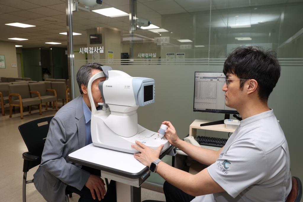 60대 남성이 안압검사를 진행하고 있다./사진=김안과병원