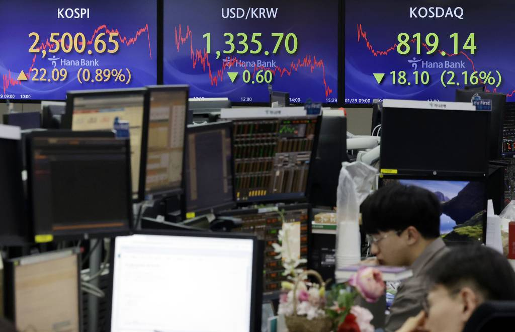 코스피가 전 거래일보다 22.09포인트(0.89%) 오른 2500.65로 장을 마친 29일 서울 중구 하나은행 딜링룸에서 딜러들이 업무를 보고 있다. 코스닥은 전 거래일보다 18.19포인트(2.16%) 하락한 819.14로 장을 마쳤다. /사진=뉴시스