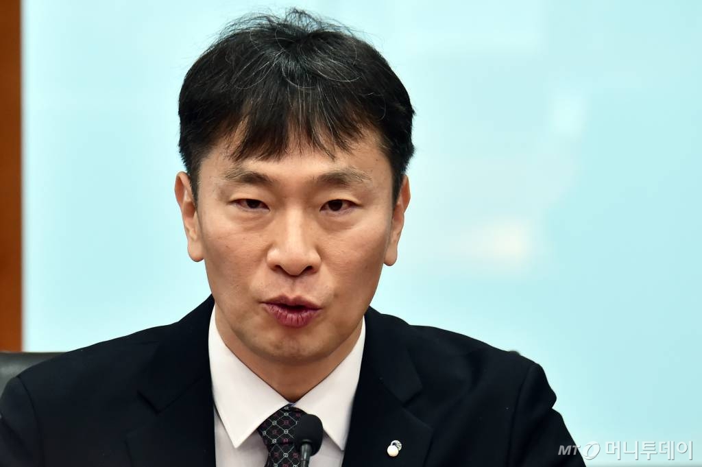 이복현 금융감독원장이 24일 서울 여의도 금융투자협회에서 진행된 금융위원회·금융감독원·증권업계 증권업계 및 유관기관 간담회에 참석해 발언하고 있다.  이번 간담회는국민 자산형성 지원을 위한 증권업계 역할과 증권업계 신뢰 제고 방안 등을 논의하기 위해 마련된 자리로 김주현 금융위원장, 이복현 금융감독원장, 서유석 금융투자협회장, 손병두 한국거래소 이사장을 비롯해 10개 증권사 대표, 한국상장사협의회, 코스닥협회 등 관계자들이 참석했다. /사진=임한별(머니S)