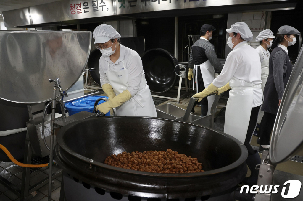 (서울=뉴스1) = 국방부는 높아진 사회적 기대에 부응하기 위해 전문업체 위탁 세탁?세척 사업을 시행하고, 다양한 급식메뉴를 제공하여 장병 선택권을 확대하는 등 장병의 복무여건을 개선하는 동시에 지역민생 활성화를 위한 정책을 개선했다고 17일 밝혔다.   사진은 육군훈련소 민간위탁 병영식당에서 민간 조리사들이 장병 음식을 조리하는 모습. (국방부 제공) 2023.12.17/뉴스1  Copyright © 뉴스1. All rights reserved. 무단 전재 및 재배포,  AI학습 이용 금지.