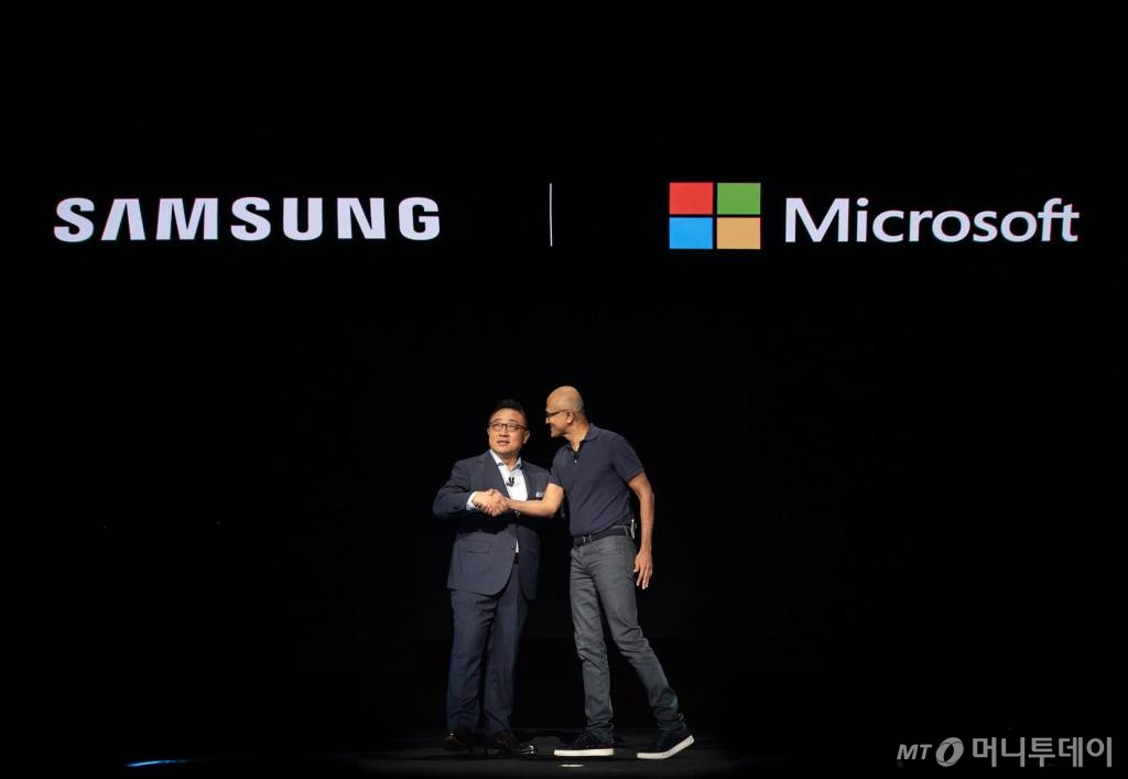 7일(현지시간) 미국 뉴욕 브루클린 바클레이스 센터에서 열린 '삼성 갤럭시 언팩 2019'에 깜짝 등장한 마이크로소프트(MS)의 사티아 나델라(Satya Nadella) CEO가 고동진 삼성전자 사장과 악수를 하고 있다. 나델라 CEO는 두 회사의 파트너십을 소개하며 이번 협업이 PC와 모바일 기기 간 경계를 허물며, 생산성을 높여 나갈 것이라고 의미를 부여했다.