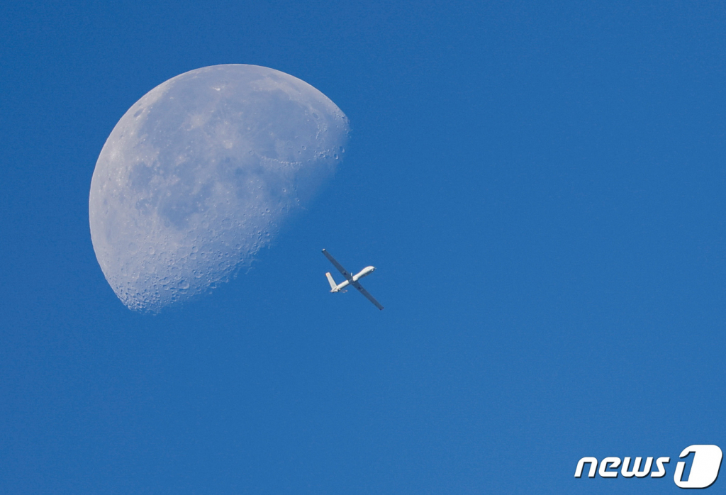(가자 로이터=뉴스1) 우동명 기자 = 3일 (현지시간) 팔레스타인 무장단체 하마스와 휴전이 깨진 후 이스라엘 군의 드론이 가자 지구 상공의 달 옆에서 날고 있다. 2023.11.4 ⓒ 로이터=뉴스1 Copyright © 뉴스1. All rights reserved. 무단 전재 및 재배포, AI학습 이용 금지.