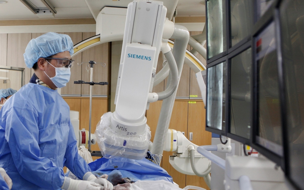 가톨릭대 대전성모병원 심장내과 박만원 교수가 대동맥 판막 협착증이 있는 고령환자에게 TAVI 시술을 진행하고 있다./사진=대전성모병원