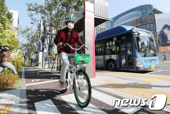 오세훈 서울시장이 공공자전거 '따릉이'를 타고 광화문 일대를 달리고 있다./사진=뉴스1