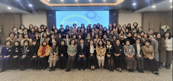 강원지방조달청이 개최한 (사)강원여성경영인협회 회원사 대상 공공조달시장 진입 조달정책 설명회 참석자들이 기념 촬영하고 있다./사진제공=강원지방조달청