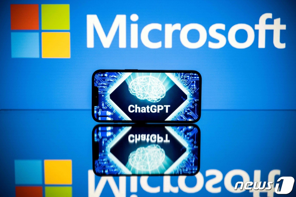 (툴루즈 AFP=뉴스1) 권진영 기자 = 마이크로소프트(MS) 로고와 챗GPT의 이미지 화면. MS는 챗GPT의 개발사 오픈AI와 파트너십을 맺고 대규모 투자 계획을 발표했다. ⓒ AFP=뉴스1 Copyright © 뉴스1. All rights reserved. 무단 전재 및 재배포 금지.