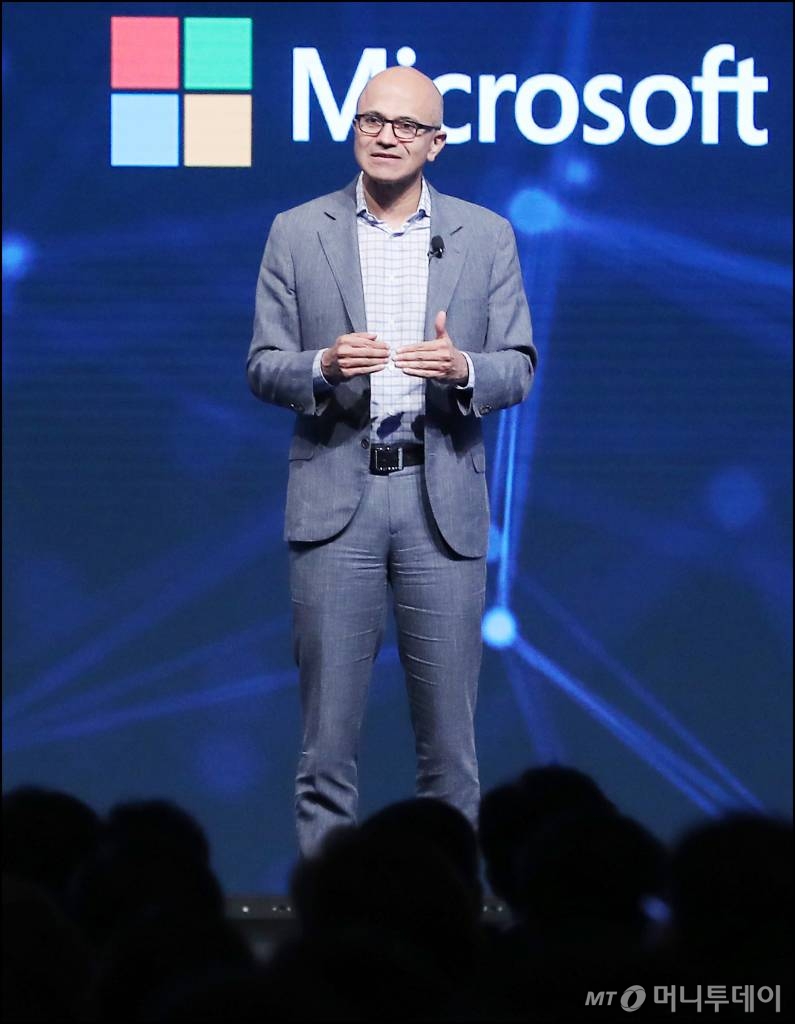 사티아 나델라 마이크로소프트(MS) 최고경영자가 7일 오전 서울 서대문구 홍은동 그랜드 힐튼 호텔에서 열린 'FUTURE NOW' AI 컨퍼런스에서 기조 연설을 하고 있다. /사진=김창현 기자 chmt@