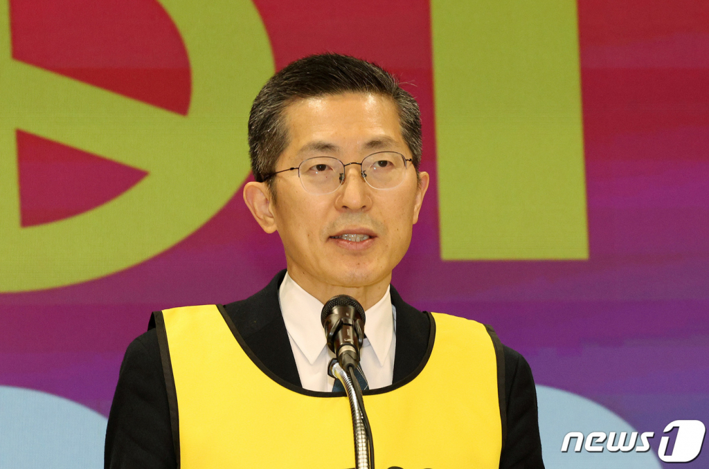 (서울=뉴스1) 장수영 기자 = 이필수 대한의사협회 회장이 1일 오전 서울 용산구 대한의사협회에서 열린 '올바른 보건의료정책 기반 마련을 위한 400만 보건복지의료연대 공동 공약' 기자회견에서 인사말을 하고 있다.   의협 등 14개 보건복지의료연대 회원들은 정책 수립 시 전문가의 의견 존중 및 업무 안정성 법률 보장, 직역별 전문성 제고, 보건의료인력 관리 시스템 확립 등을 촉구했다.   보건복지의료연대는 다가오는 총선에서 가장 합리적인 보건의료정책을 제시하는 정당과 후보자를 지지할 것이라고 밝혔다. 2024.2.1/뉴스1  Copyright © 뉴스1. All rights reserved. 무단 전재 및 재배포,  AI학습 이용 금지.