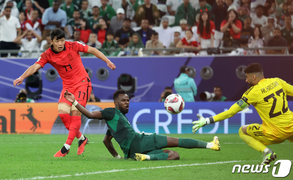 (알라이얀(카타르)=뉴스1) 김성진 기자 = 대한민국 황희찬이 30일(현지시간) 카타르 알라이얀 에듀케이션 시티 스타디움에서 열린 2023 아시아축구연맹(AFC) 카타르 아시안컵 16강전 대한민국과 사우디아라비아의 경기에서 슈팅을 때리고 있다. 2024.1.31/뉴스1  Copyright © 뉴스1. All rights reserved. 무단 전재 및 재배포,  AI학습 이용 금지.