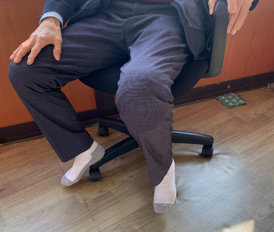 인터뷰를 하던 도중 찍은 형배씨의 다리. 왼쪽 무릎 아래 부분이 의족이다./사진=남형도 기자