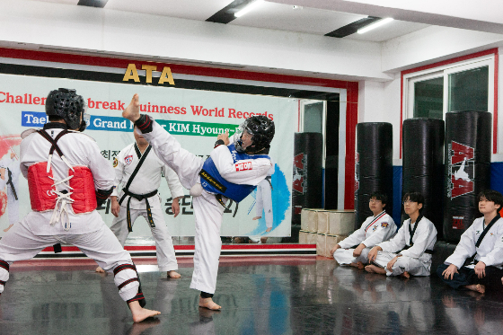 승급 심사 중 겨루기를 하고 있는 형배씨./사진=김형배씨 제공