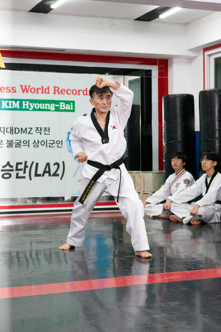 막기 자세를 취해보이는 김형배 7단./사진=김형배씨 제공