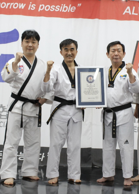 공인 7단 인증서를 받아들고 환히 웃는 김형배씨./사진=김형배씨 제공