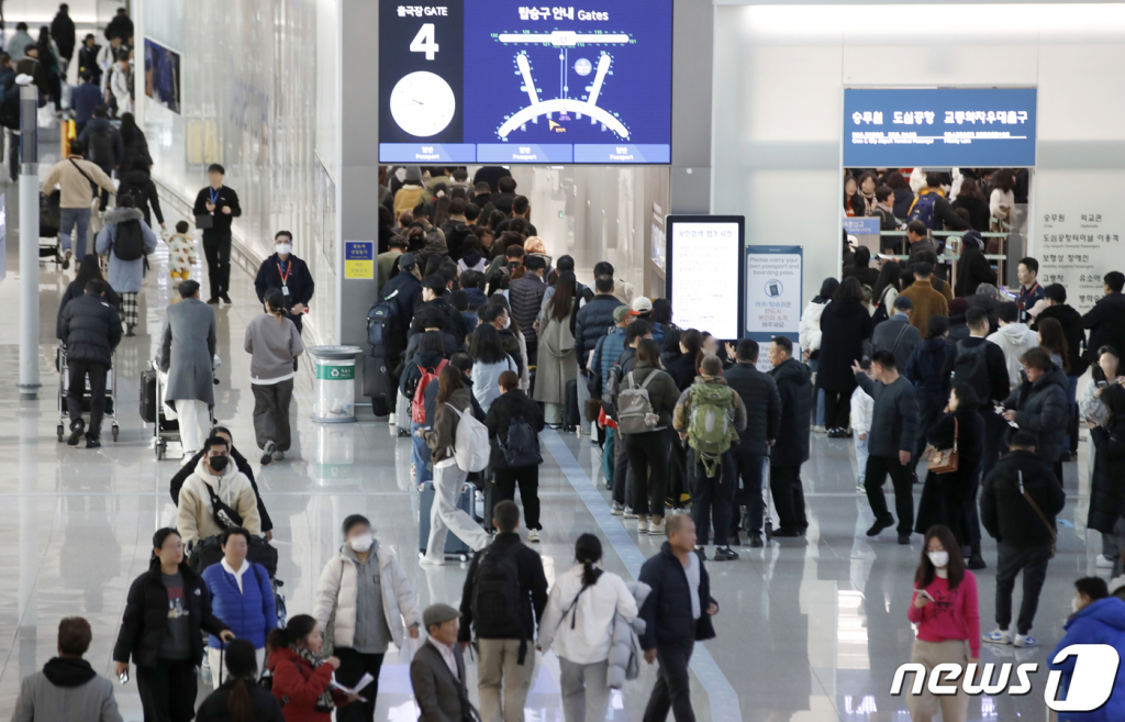 (인천공항=뉴스1) 권현진 기자 = 28일 오전 인천국제공항 출국장이 연말·연시를 해외에서 보내려는 출국인파로 붐비고 있다. 2023.12.28/뉴스1 Copyright © 뉴스1. All rights reserved. 무단 전재 및 재배포, AI학습 이용 금지.