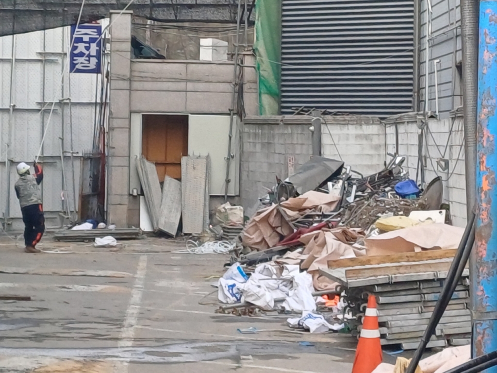 2일 오전 11시10분 서울 동작구 건물 해체현장에서 근로자가 잔해를 공사용 줄로 붙잡고 있다/사진=오석진 기자