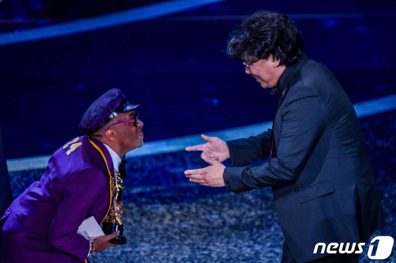  영화 '기생충'의 봉준호 감독이 9일(현지시간) 캘리포니아주 로스앤젤레스 할리우드 돌비극장에서 열린 제92회 아카데미 시상식에서 김독상을 받고 있다. /사진=뉴스1