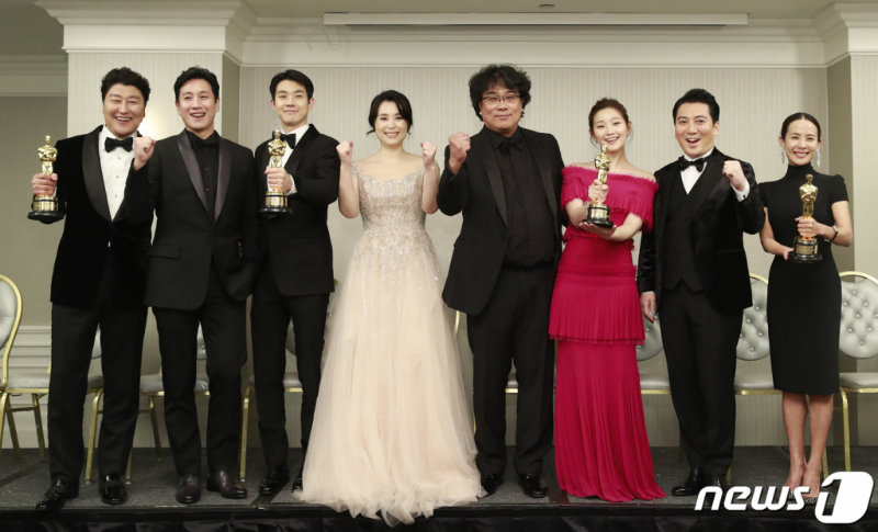 (왼쪽부터) 배우 송강호, 이선균, 최우식, 장혜진, 봉준호 감독, 박소담, 박명훈, 조여정이 9일(현지시간) 오후 미국 로스앤젤레스 더 런던 웨스트 할리우드에서 열린 제92회 아카데미 시상식 영화 ‘기생충’(감독 봉준호) 기자회견에 앞서 포즈를 취하고 있다. /사진=뉴스1