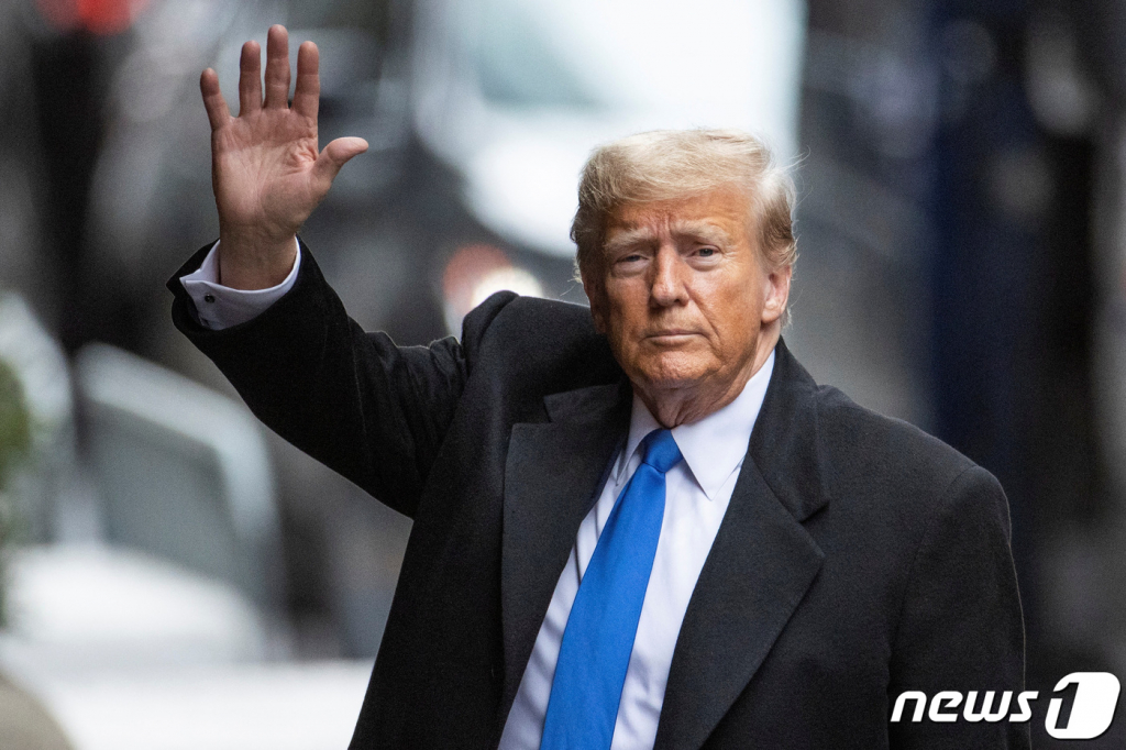 (뉴욕 로이터=뉴스1) 정지윤 기자 = 25일(현지시간) 미국 뉴욕에서 도널드 트럼프 미국 전 대통령이 민사 재판에서 돌아오면서 지지자들에  손을 흔들고 있다. 2024.01.25  ⓒ 로이터=뉴스1  Copyright © 뉴스1. All rights reserved. 무단 전재 및 재배포,  AI학습 이용 금지.