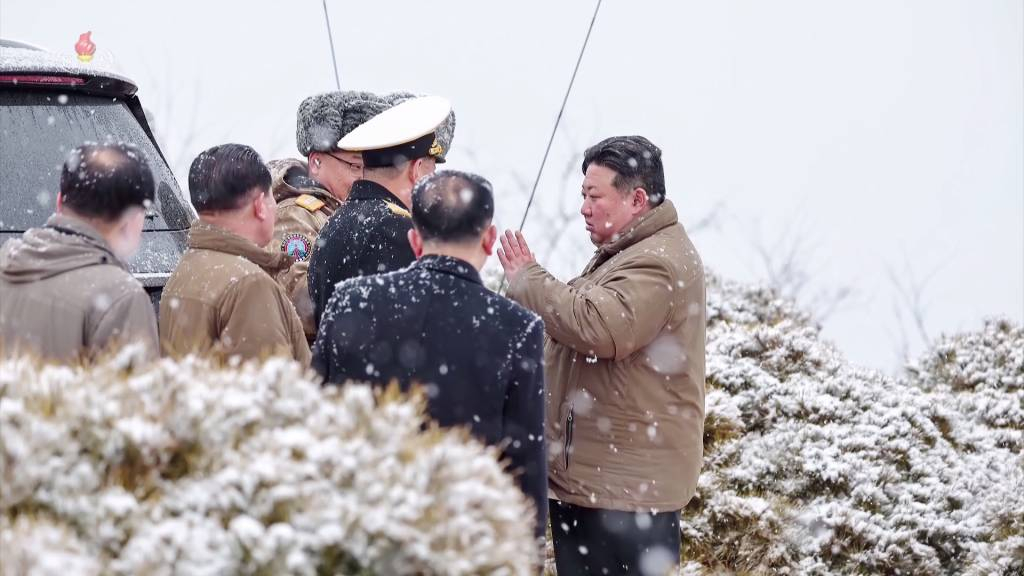 [서울=뉴시스] 김정은 북한 국무위원장이 지난 28일(현지시각) 신형 잠수함발사전략순항미사일(SLCM) '불화살-3-31형' 시험발사를 지도했다고 29일 북한 조선중앙TV가 보도했다. (사진=조선중앙TV 캡처) 2024.01.29. *재판매 및 DB 금지