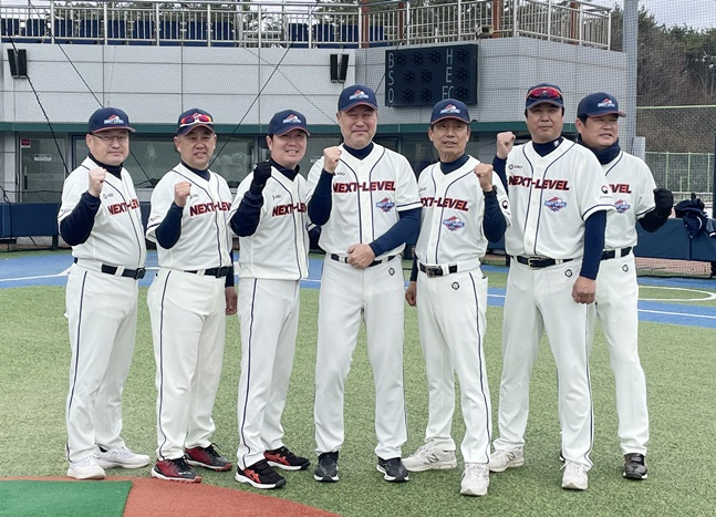 2024 KBO 넥스트 레벨 캠프에 코칭스태프로 참석한 지도자들이 기념촬영을 하고 있다. 왼쪽부터 차명주 투수코치, 강성우 배터리코치, 류지현 내야수비코치, 장종훈 감독, 김용달 타격코치, 장원진 외야수비코치, 윤학길 투수코치. /사진=양정웅 기자
