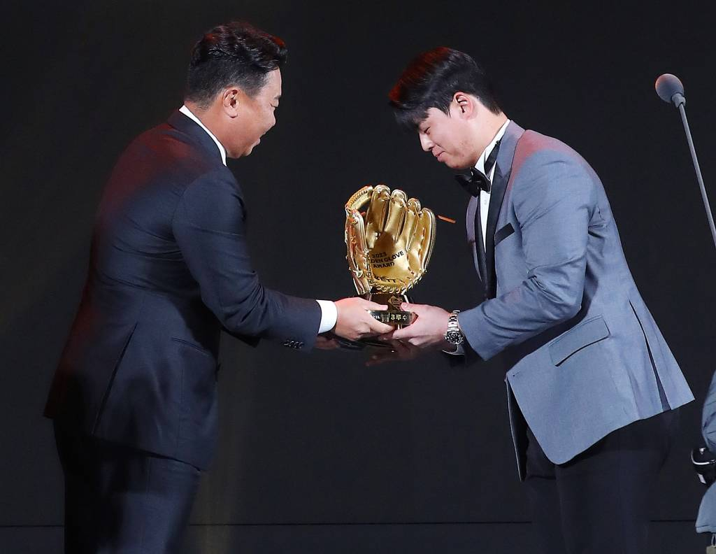 한화 노시환(오른쪽)이 '2023 신한은행 SOL KBO 골든글러브 시상식'에서 3루수 부문을 수상하고 있다. /사진=김창현 기자