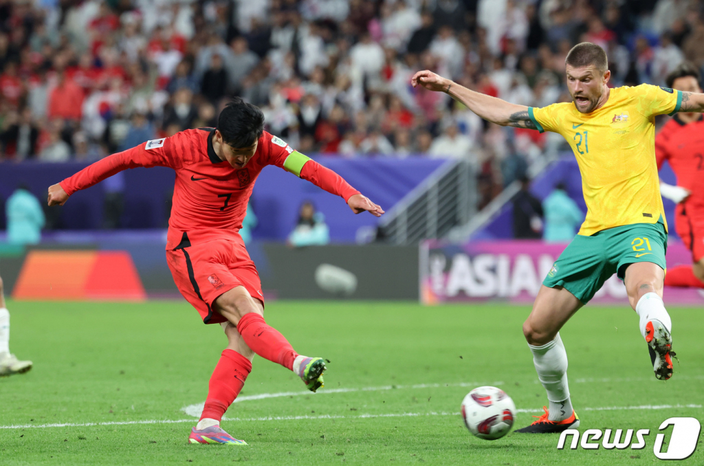 대한민국 축구 국가대표팀 주장 손흥민이 2일(현지시간) 카타르 알와크라 알자누브 스타디움에서 열린 '2023 아시아축구연맹(AFC) 카타르 아시안컵' 8강 한국과 호주의 경기에서 연장 후반 슈팅을 시도하고 있다. /2024.2.3. /뉴스1 