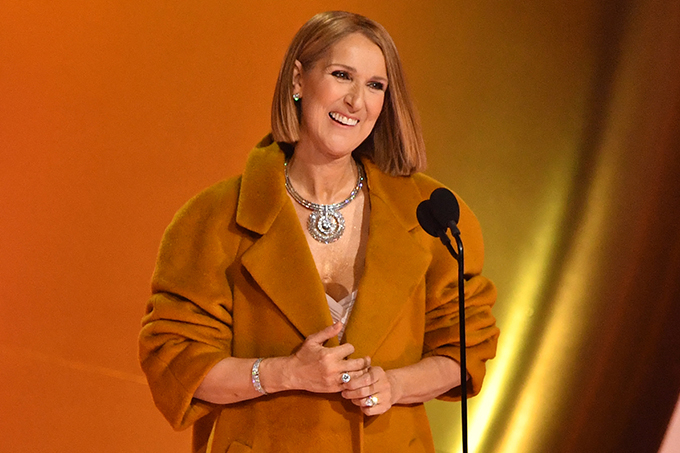 팝 가수 셀린 디온이 4일(현지시간) 미국 로스앤젤레스 크립토닷컴 아레나에서 진행된 '제66회 그래미 어워즈'에서 '올해의 앨범상' 시상자로 등장해 기립박수를 받았다./AFPBBNews=뉴스1