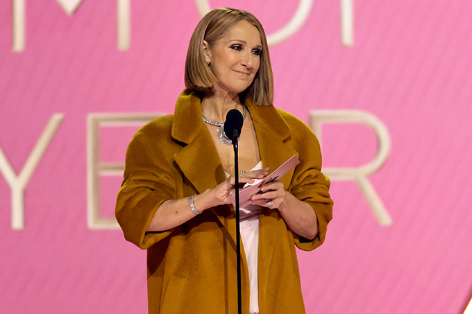 팝 가수 셀린 디온이 4일(현지시간) 미국 로스앤젤레스 크립토닷컴 아레나에서 진행된 '제66회 그래미 어워즈'에서 '올해의 앨범상' 시상자로 등장해 기립박수를 받았다./AFPBBNews=뉴스1