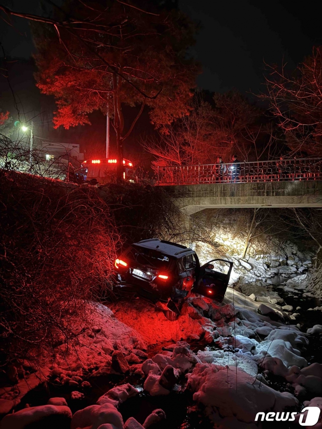 전날 오후 8시3분쯤 강원도 횡성군 둔내면 조항리 한 도로에선 60대 운전자가 몰던 렉스턴 차량이 눈길에 미끄러져 4m 아래 하천으로 추락했다. 이 사고로 운전자는 원주의 한 대형병원으로 이송됐다. /사진=뉴스1