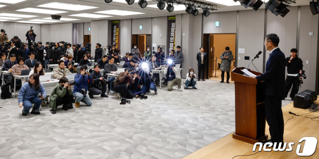 (서울=뉴스1) 안은나 기자 = 이필수 대한의사협회 회장이 6일 오전 서울 용산구 의협회관에서 '정부의 일방적인 의대정원 증원 관련 대한의사협회 긴급 기자회견'을 하고 있다. 2024.2.6/뉴스1  Copyright © 뉴스1. All rights reserved. 무단 전재 및 재배포,  AI학습 이용 금지.