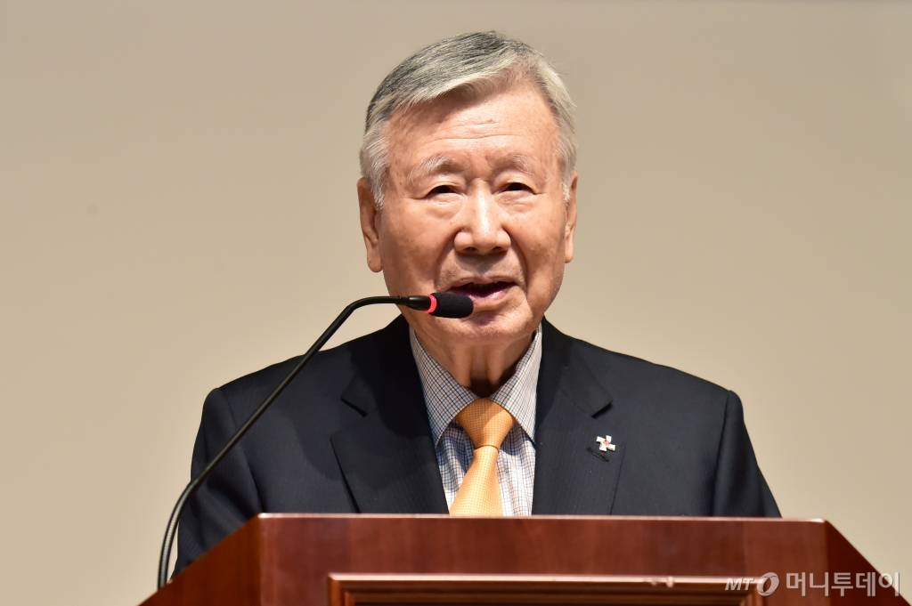 이중근 회장이 5일 서울 중구 태평로 부영태평빌딩 컨벤션홀에서 갑진년(甲辰年) 새해를 알리는 '부영그룹 2024 시무식'을 개최한 가운데 신년사를 전하고 있다. /사진=임한별(머니S)