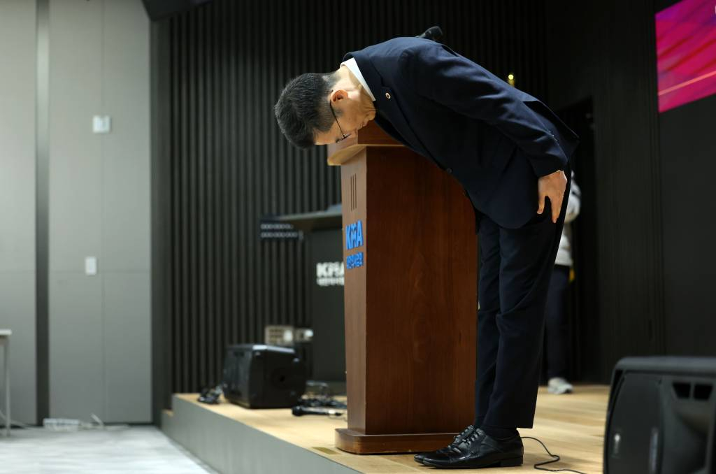 [서울=뉴시스] 김선웅 기자 = 이필수 대한의사협회 회장이 2025학년도 의과대학 정원 증원 정부 발표가 예정된 6일 서울 용산구 대한의사협회에서 긴급 기자회견을 시작하며 인사를 하고 있다. 2024.02.06.