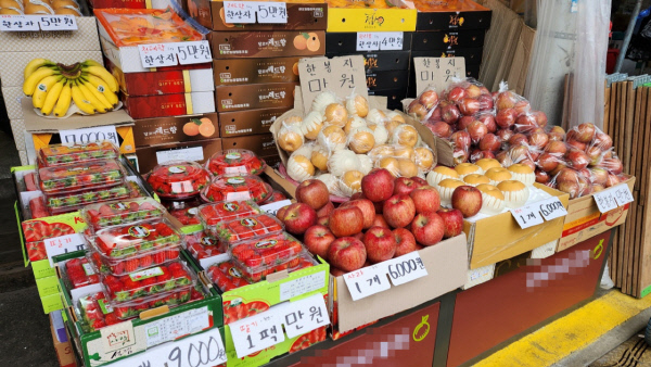  6일 오전 10시쯤 서울 노원구 상계중앙시장 초입에 있는 채소·청과 소매점의 과일 매대. /사진=김미루 기자