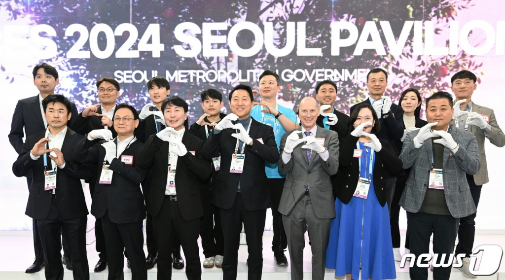 (서울=뉴스1) = 오세훈 서울시장이 9일(현지시간) 미국 라스베이거스에서 열린 'CES 2024' 서울관 공식 개막행사에서 참석자들과 손으로 알파벳 'S'를 만들며 기념촬영하고 있다.   서울시는 이번 CES에서 서울 81개 스타트업이 참여하는 역대 최대 규모의 서울관을 운영한다. (서울시 제공) 2024.1.10/뉴스  Copyright © 뉴스1. All rights reserved. 무단 전재 및 재배포,  AI학습 이용 금지.