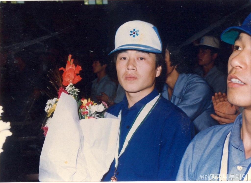 1984년 전국 기능대회에서 메달을 딴 김원길 바이네르 대표의 모습./사진제공=김원길 대표.