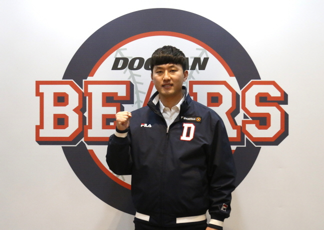 홍건희가 FA 계약을 맺고 기념 촬영을 하고 있다.  /사진=두산 베어스