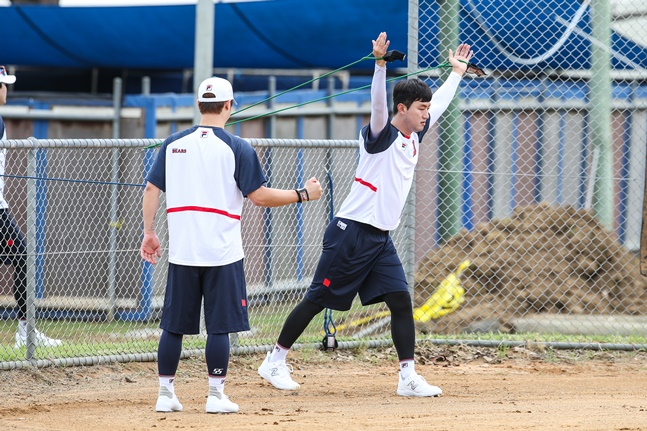 기구를 이용해 스트레칭을 하는 홍건희. /사진=두산 베어스