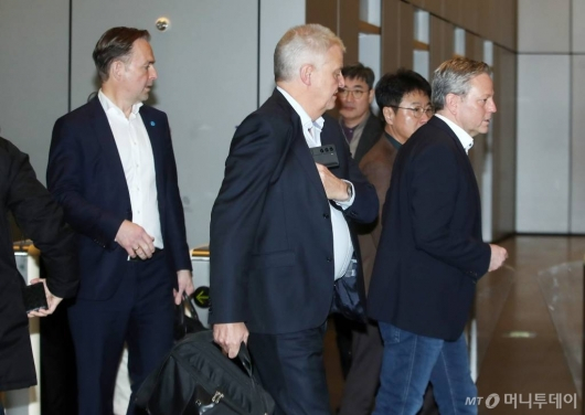 마이클 마우져 하만 CEO(왼쪽에서 2번째)와 크리스찬 소봇카 하만 오토모티브 사업부장(가장 왼쪽)이 7일 오전 삼성전자 서초사옥에서 바라 GM 회장과 전장사업 협력 확대 방안 등을 논의한 후 이동하고 있다. /사진=김휘선기자